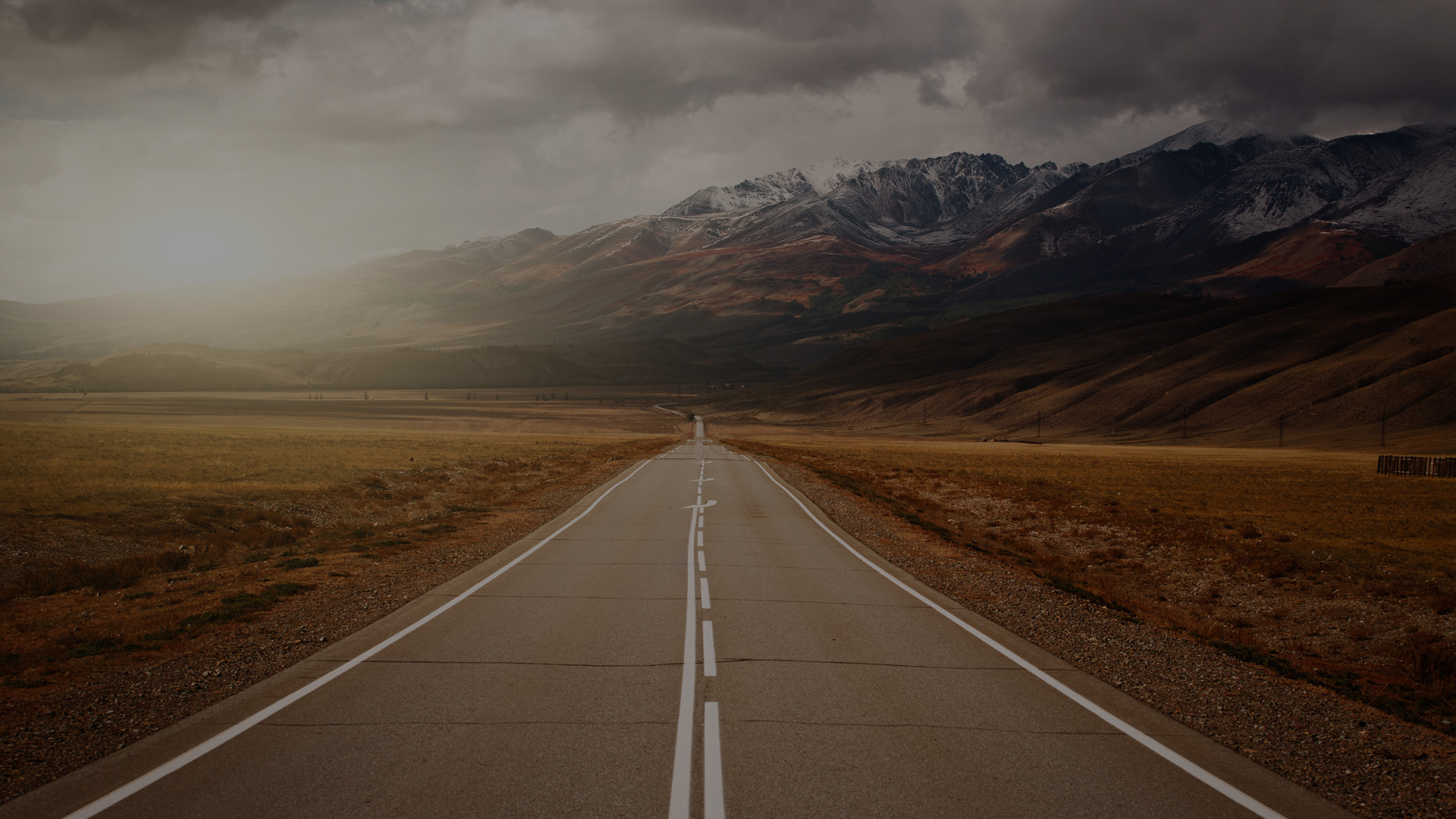 https://www.zwanzig4.media/sites/default/files/revslider/image/1rural-empty-road-mountains-and-sunset-at-backgroun-MCJZ4UX.jpg
